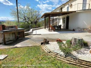 uma casa com um banco e uma mesa no quintal em Casa relax em San Donato Val di Comino