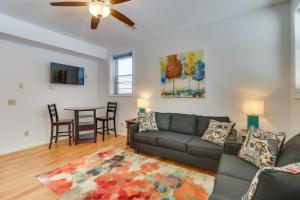 uma sala de estar com um sofá e uma mesa em Marlinton Vacation Rental on Riverfront Trail! em Marlinton