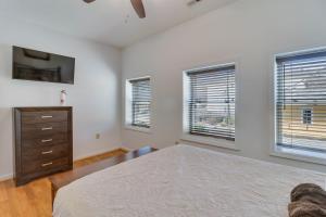 um quarto com uma cama, uma cómoda e janelas em Marlinton Vacation Rental on Riverfront Trail! em Marlinton