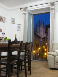 jadalnia ze stołem i krzesłami oraz oknem w obiekcie Il Terrazzino sul Duomo w mieście Orvieto