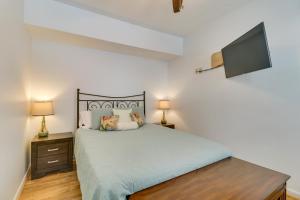 Marlinton的住宿－Downtown Marlinton Vacation Rental Apartment!，一间卧室配有一张床和一台平面电视