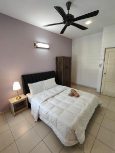 sypialnia z dużym łóżkiem i wentylatorem sufitowym w obiekcie Ipoh Premium Cozy Relax Home w mieście Ipoh