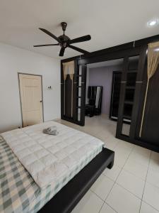 a bedroom with a bed and a ceiling fan at Ipoh Premium Cozy Relax Home in Ipoh