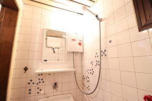 y baño con ducha y aseo. en Save your money for travels stay here low cost. en Konak