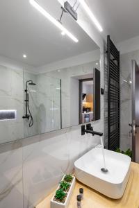 La salle de bains blanche est pourvue d'un lavabo et d'une douche. dans l'établissement Luxury New House near the Beach! - Casa Dionysia, à Maleme