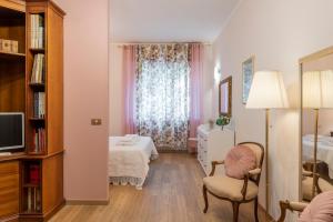 um pequeno quarto com uma cama e uma janela em BnButler - Principe Eugenio - Casa Corsini, un Angolo Retrò em Milão