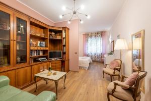 uma sala de estar com um sofá e uma mesa em BnButler - Principe Eugenio - Casa Corsini, un Angolo Retrò em Milão
