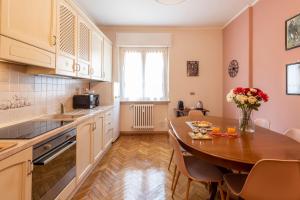 uma cozinha com uma mesa e uma sala de jantar em BnButler - Principe Eugenio - Casa Corsini, un Angolo Retrò em Milão