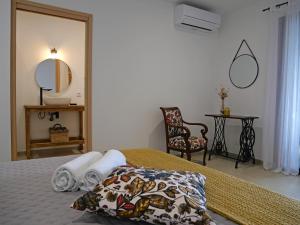 um quarto com uma cama, uma mesa e um espelho em Casa l'Ortulanu em Sisco