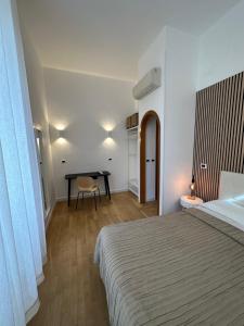 1 dormitorio con cama y escritorio. en Green Hotel en Roma