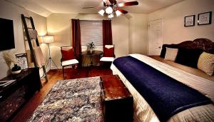 Schlafzimmer mit einem Bett und einem Deckenventilator in der Unterkunft Settlers Suites in Niagara on the Lake
