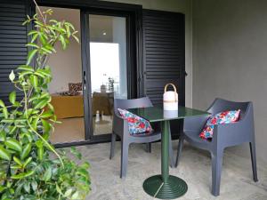 uma mesa e cadeiras com uma vela num pátio em Casa l'Ortulanu em Sisco