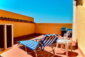 格蘭阿利坎特的住宿－Refugio de Tranquilidad en Gran Alacant，庭院里设有两把椅子和一张桌子