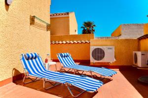 two chairs and a table on a patio at Refugio de Tranquilidad en Gran Alacant in Gran Alacant