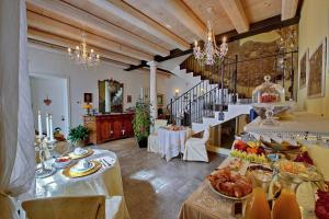 Habitación grande con una mesa con comida. en B&B Villa Rossella con piscina, en Castelnuovo del Garda