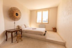 Posteľ alebo postele v izbe v ubytovaní CHARME ZEN Thermes 3 Étoiles