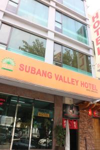 um edifício com um sinal para um hotel no vale da sauna em Subang Valley em Subang Jaya