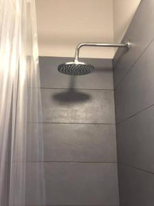 eine Dusche mit Duschkopf und Duschvorhang in der Unterkunft Casa Allegra in Palermo