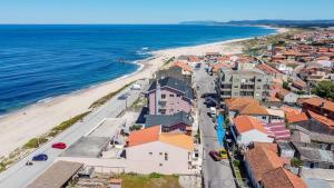 uma vista aérea de uma cidade e da praia em Rua da Praia em Póvoa de Varzim