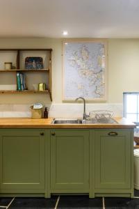 A cozinha ou kitchenette de Mint Croft Luxury Self-Catering Cottages