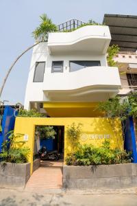 un bâtiment à la façade jaune et blanche dans l'établissement BÁNH INN, à Hue 14 autres photos