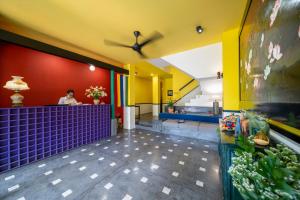 une femme assise à un comptoir dans un restaurant dans l'établissement BÁNH INN, à Hue