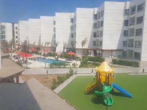 Blick auf einen Spielplatz mit Pool in der Unterkunft Porto said بورتوسعيد غرفتين وصاله in Port Said