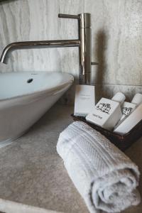 W łazience znajduje się wanna, umywalka i ręcznik. w obiekcie Life Hotels Abbazia San Faustino Resort w mieście Pietralunga +43 zdjęcia