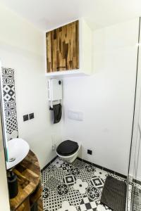 een badkamer met een toilet en een wastafel bij Belle rénovation moderne au coeur du Panier in Marseille