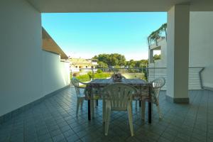 une table et des chaises sur le balcon d'une maison dans l'établissement Myconos A6 - Pineto Vacanza, à Pineto