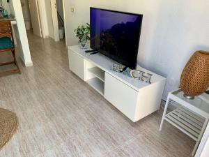 Televízia a/alebo spoločenská miestnosť v ubytovaní Casa Cactus