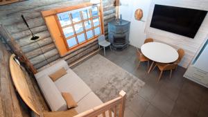an overhead view of a living room with a table and a stove at Ski-in-out FreeRider in Pyhätunturi