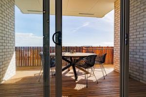 A balcony or terrace at Luxury Beach Front Apartment Moana - Waterviews