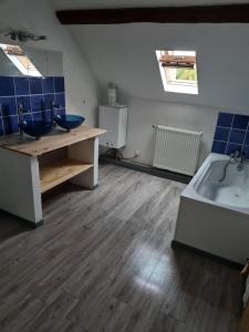 ein Badezimmer mit einem Waschbecken und einer Badewanne in der Unterkunft Appart'hotel SOLESMES in Solesmes