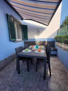 蓬塔德爾加達的住宿－Casa do Pêro de Teive，一个带屋顶的庭院里的桌椅