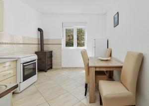 une cuisine avec une table, des chaises et une cuisinière dans l'établissement DREAM S&L, à Kotor
