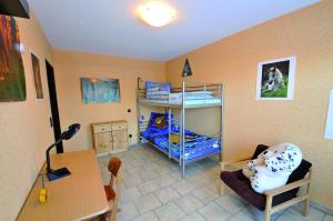Zimmer mit 2 Etagenbetten und einem Schreibtisch in der Unterkunft Ferienwohnung Heinen in Schleiden