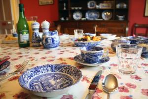 Willow Tree Farm في Hillington: طاولة عليها الخزف الصيني الأزرق والأبيض