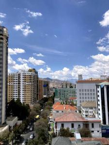 vistas a una ciudad con edificios altos en Comodo y soleado departamento en perfecta ubicacion en La Paz