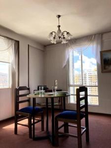 comedor con mesa y 2 sillas en Comodo y soleado departamento en perfecta ubicacion, en La Paz
