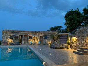 Bazén v ubytovaní U CASEDDU- Villa piscine privée chauffée- vue mer- clim-wifi alebo v jeho blízkosti