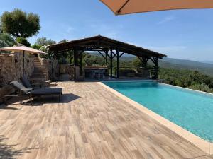 Bazén v ubytovaní U CASEDDU- Villa piscine privée chauffée- vue mer- clim-wifi alebo v jeho blízkosti