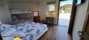 Posteľ alebo postele v izbe v ubytovaní U CASEDDU- Villa piscine privée chauffée- vue mer- clim-wifi