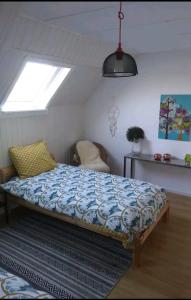 een slaapkamer met een bed in een kamer met een raam bij Land Scape guesthouse in Eeklo