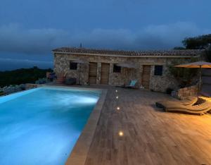 Bazén v ubytovaní U CASEDDU- Villa piscine privée chauffée- vue mer- clim-wifi alebo v jeho blízkosti