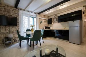eine Küche und ein Esszimmer mit Tisch und Stühlen in der Unterkunft Apartment Stone in Split + 10 Fotos