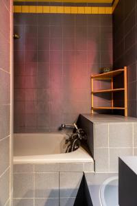 La salle de bains est pourvue d'une baignoire et d'un lavabo. dans l'établissement CHARME ZEN Thermes 3 Étoiles, à Chamalières
