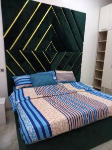 Postel nebo postele na pokoji v ubytování Jilles apartments -4bedroomduplex24hrlight&security