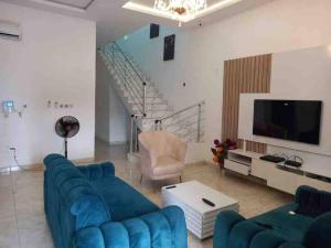 TV a/nebo společenská místnost v ubytování Jilles apartments -4bedroomduplex24hrlight&security
