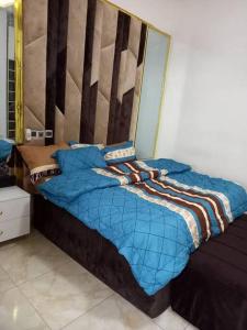 Postel nebo postele na pokoji v ubytování Jilles apartments -4bedroomduplex24hrlight&security